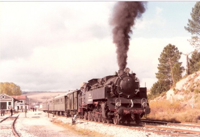 especial-con-la-locomotora-escatron-seccion-soria-a-calatayud-21-10-1984-foto-brian-garvin-668x459